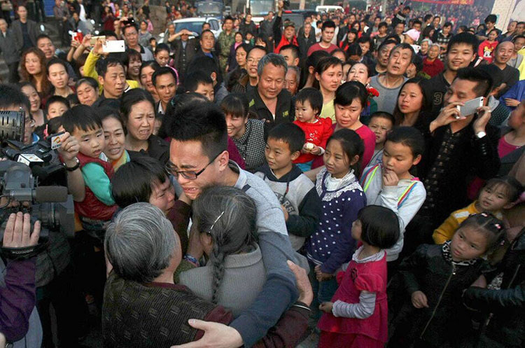 广元4岁男孩被拐 26年后母子终团聚感动全村 